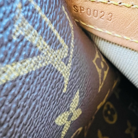 Louis Vuitton Reporter Gm in very good, 100 percent authentic, very clean